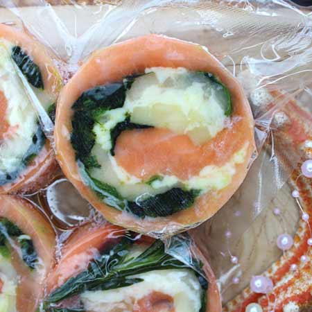 Купить  Fishroll из сёмги с диким гребешком, ананасом и сыром моцарелла с доставкой во Владивостоке!